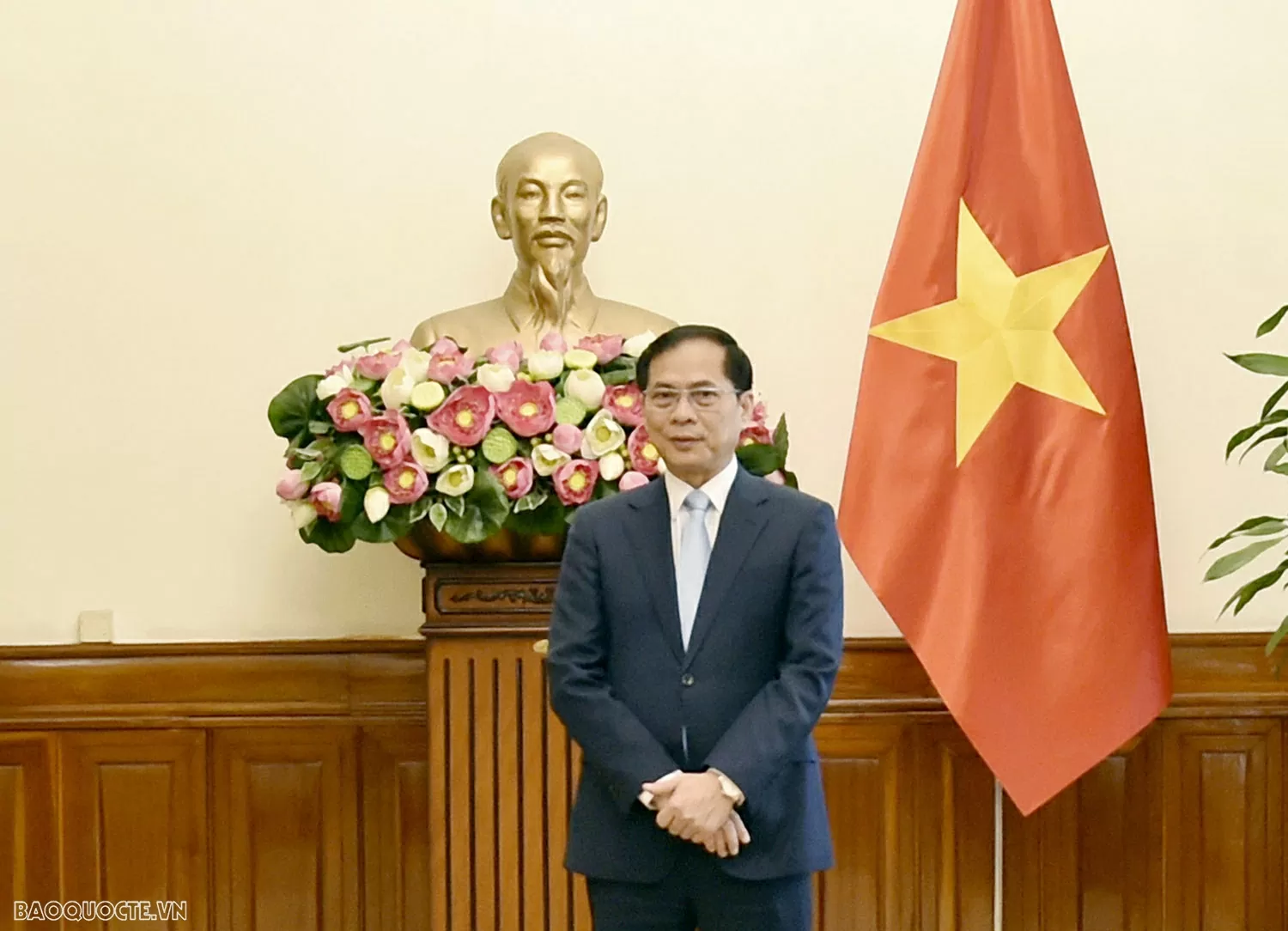 Phó Thủ tướng, Bộ trưởng Ngoại giao Bùi Thanh Sơn trao quyết định bổ nhiệm Tổng Lãnh sự Việt Nam tại Trùng Khánh, Trung Quốc