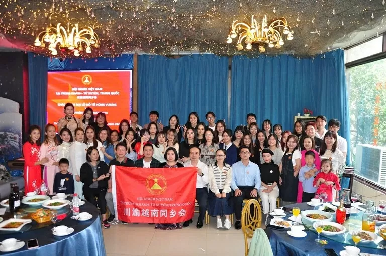 Hội người Việt Nam tại Trùng Khánh và Tứ Xuyên quy tụ đông đảo anh chị em người Việt đang sinh sống, làm ăn và học tập tại khu vực này