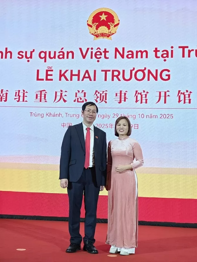 TS. Nguyễn Thị Lan chụp ảnh cùng Tổng lãnh sự Việt Nam tại Trùng Khánh Bùi Nguyên Long