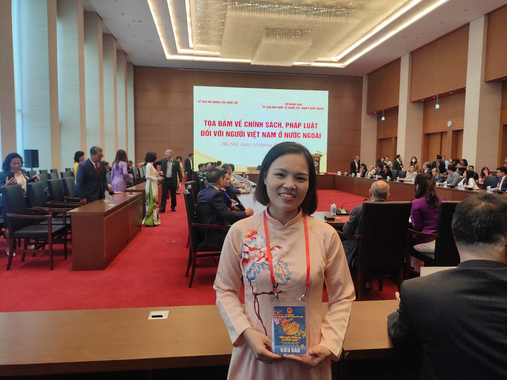 20230114093954 Tiến sĩ Nguyễn Thị Lan, Chủ tịch Hội người Việt Nam tại Trùng Khánh - Tứ Xuyên đã tham gia tọa đàm về chính sách, pháp luật đối với người Việt Nam ở nước ngoài do Ủy ban Đối ngoại Quốc hội và Ủy ban Nhà nước về NVNONN, Bộ Ngoại giao đồng tổ chức.