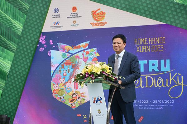 Thứ trưởng Ngoại giao, Chủ nhiệm Uỷ ban Nhà nước về NVNONN Phạm Quang Hiệu phát biểu khai mạc Happy Tết 2023 và đường hoa Home Hanoi Xuan 2023
