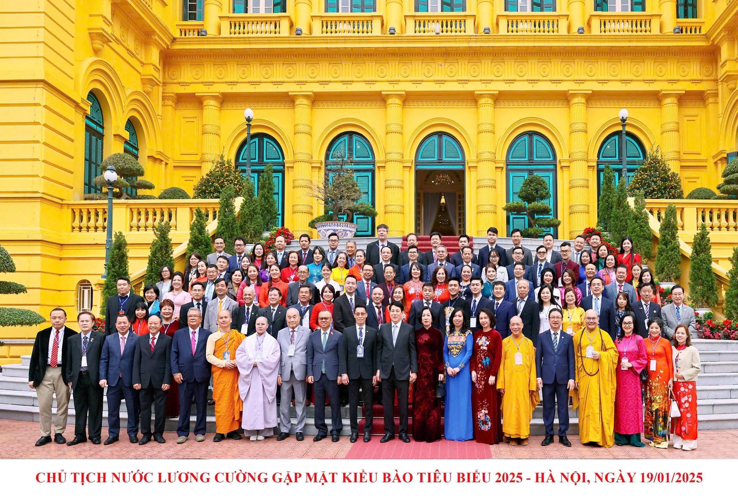 Tiến sĩ Nguyễn Thị Lan chụp ảnh cùng Chủ tịch nước Lương Cường và Phu nhân, các Lãnh đạo cấp cao Việt Nam, cùng đoàn đại biểu kiều bào tiêu biểu tại Phủ Chủ Tịch