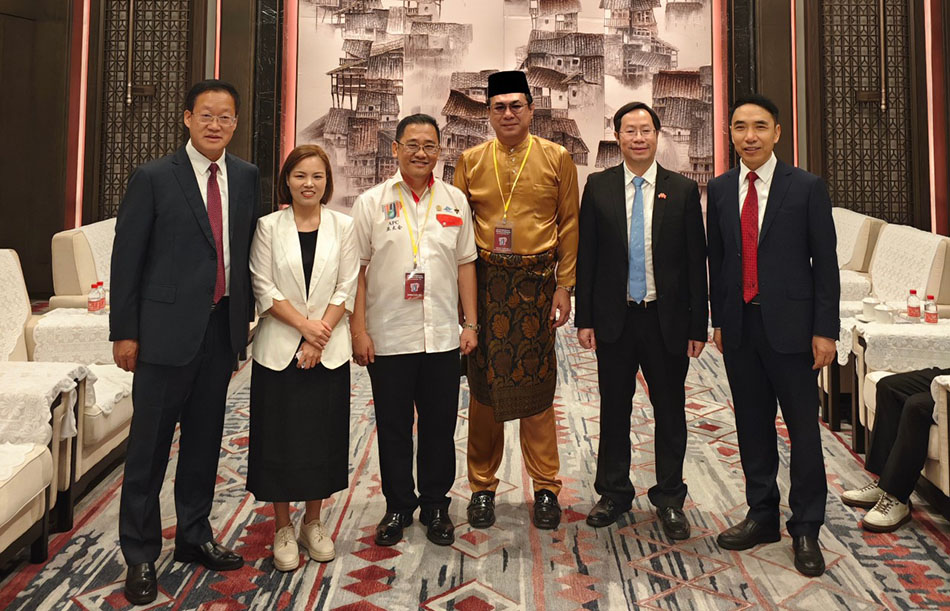 Tiến sĩ Nguyễn Thị Lan chụp ảnh cùng các Lãnh đạo tại thành phố Trùng Khánh và đại diện các nước Đông Nam Á tại Trùng Khánh