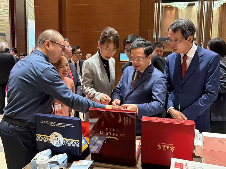 Phó Trưởng Ban Chính sách, chiến lược Trung ương – ông Nguyễn Đức Hiển tới thăm gian hàng triển lãm đông trùng hạ thảo Tây Tạng của doanh nghiệp Việt kiều Phó Trưởng Ban Chính sách, chiến lược Trung ương – ông Nguyễn Đức Hiển tới thăm gian hàng triển lãm đông trùng hạ thảo Tây Tạng của doanh nghiệp Việt kiều