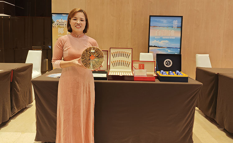 Sản phẩm đông trùng hạ thảo Tây Tạng & các sản phẩm dưỡng sinh cao cấp của Chủ tịch Hội người Việt Nam tại Trùng Khánh và Tứ Xuyên - Nguyễn Thị Lan vinh dự được góp mặt trong Lễ khai trương Tổng Lãnh sự quán Việt Nam tại Trùng Khánh Sản phẩm đông trùng hạ thảo Tây Tạng & các sản phẩm dưỡng sinh cao cấp của Chủ tịch Hội người Việt Nam tại Trùng Khánh và Tứ Xuyên - Nguyễn Thị Lan vinh dự được góp mặt trong Lễ khai trương Tổng Lãnh sự quán Việt Nam tại Trùng Khánh