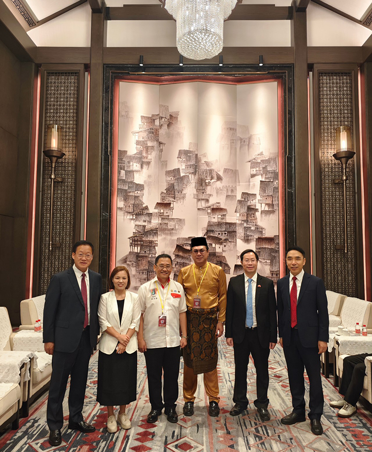 Tiến sĩ Nguyễn Thị Lan-Chủ tịch Hội Thương Mại Doanh nghiệp Việt Nam-Trung Quốc/Chủ tịch Hội người Việt Nam tại Trùng Khánh và Tứ Xuyên chụp ảnh cùng Chủ tịch Ủy ban thường vụ Đại hội đại biểu nhân dân quận Shapingba Trùng Khánh-Lai Mingcai, Chủ tịch Ủy ban nhân dân-Yang Bangwei, Tổng Lãnh sự quán Việt Nam tại Trùng Khánh-Tổng Lãnh sự Bùi Nguyên Long, và đại diện các quốc gia khu vực ASEAN tại Trùng Khánh Tiến sĩ Nguyễn Thị Lan-Chủ tịch Hội Thương Mại Doanh nghiệp Việt Nam-Trung Quốc/Chủ tịch Hội người Việt Nam tại Trùng Khánh và Tứ Xuyên chụp ảnh cùng Chủ tịch Ủy ban thường vụ Đại hội đại biểu nhân dân quận Shapingba Trùng Khánh-Lai Mingcai, Chủ tịch Ủy ban nhân dân-Yang Bangwei, Tổng Lãnh sự quán Việt Nam tại Trùng Khánh-Tổng Lãnh sự Bùi Nguyên Long, và đại diện các quốc gia khu vực ASEAN tại Trùng Khánh