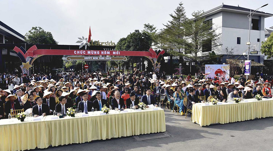 Đoàn kiều bào tham dự Hội chợ Happy Tết 2023 và đường hoa Home Hanoi Xuan 2023