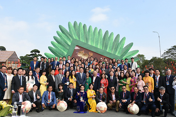 Thứ trưởng Ngoại giao Phạm Quang Hiệu chụp ảnh lưu niệm cùng đoàn kiều bào tham dự Hội chợ Happy Tết 2023 và đường hoa Home Hanoi Xuan 2023