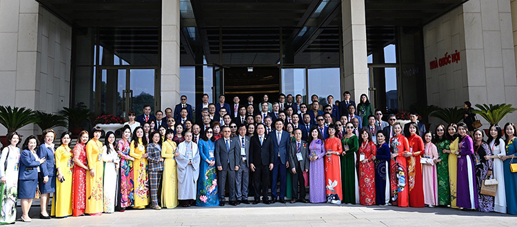 Phó Chủ tịch Thường trực Quốc hội Trần Thanh Mẫn chụp ảnh cùng các đại biểu, đồng bào người Việt Nam ở nước ngoài tiêu biểu trước Nhà Quốc hội