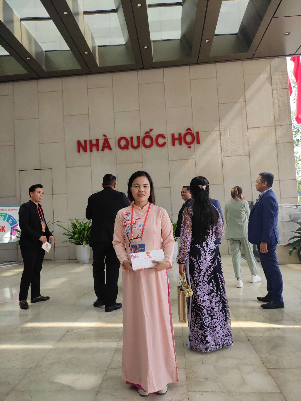 Tiến sĩ Nguyễn Thị Lan, Chủ tịch Hội người Việt Nam tại Trùng Khánh - Tứ Xuyên chụp ảnh tại Nhà Quốc Hội Tiến sĩ Nguyễn Thị Lan, Chủ tịch Hội người Việt Nam tại Trùng Khánh - Tứ Xuyên chụp ảnh tại Nhà Quốc Hội