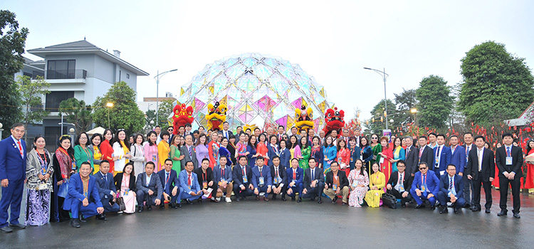 Tiến sĩ Nguyễn Thị Lan, Chủ tịch Hội người Việt Nam tại Trùng Khánh - Tứ Xuyên chụp ảnh cùng hơn 100 kiều bào tiêu biểu tham dự chương trình Xuân Quê hương 2023. (Tiến sĩ Nguyễn Thị Lan, Chủ tịch Hội người Việt Nam tại Trùng Khánh - Tứ Xuyên ngồi tại hàng thứ nhất, người thứ 3 từ trái sang) Tiến sĩ Nguyễn Thị Lan, Chủ tịch Hội người Việt Nam tại Trùng Khánh - Tứ Xuyên chụp ảnh cùng hơn 100 kiều bào tiêu biểu tham dự chương trình Xuân Quê hương 2023. (Tiến sĩ Nguyễn Thị Lan, Chủ tịch Hội người Việt Nam tại Trùng Khánh - Tứ Xuyên ngồi tại hàng thứ nhất, người thứ 3 từ trái sang)