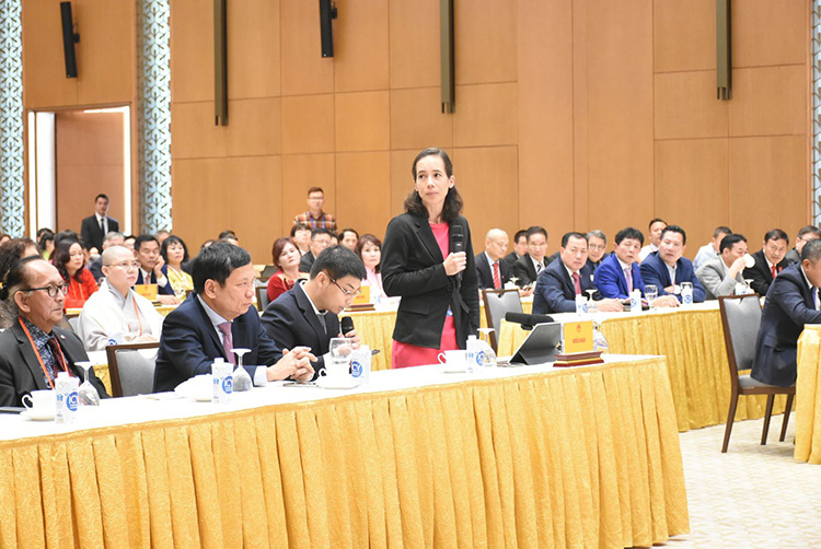 Bà Aurélia Nguyen, Giám đốc chiến lược Chương trình của Liên minh Toàn cầu về vaccine và tiêm chủng (GAVI), nguyên Giám đốc điều hành cơ chế COVAX, phát biểu tại buổi gặp mặt. Bà Aurélia Nguyen, Giám đốc chiến lược Chương trình của Liên minh Toàn cầu về vaccine và tiêm chủng (GAVI), nguyên Giám đốc điều hành cơ chế COVAX, phát biểu tại buổi gặp mặt.