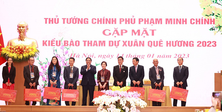 Thủ tướng tặng quà cho đại diện Đoàn đại biểu kiều bào Thủ tướng tặng quà cho đại diện Đoàn đại biểu kiều bào