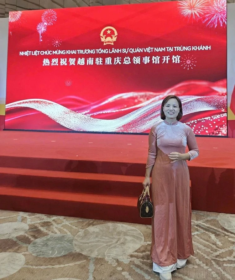 TS. Nguyễn Thị Lan, Chủ tịch Hội Thương mại Doanh nghiệp Việt Nam - Trung Quốc, Chủ tịch Hội người Việt Nam tại Trùng Khánh và Tứ Xuyên. TS. Nguyễn Thị Lan, Chủ tịch Hội Thương mại Doanh nghiệp Việt Nam - Trung Quốc, Chủ tịch Hội người Việt Nam tại Trùng Khánh và Tứ Xuyên.